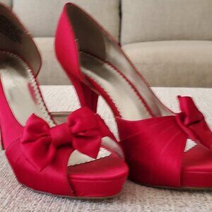 Vibrant red peep toe heels 👠
